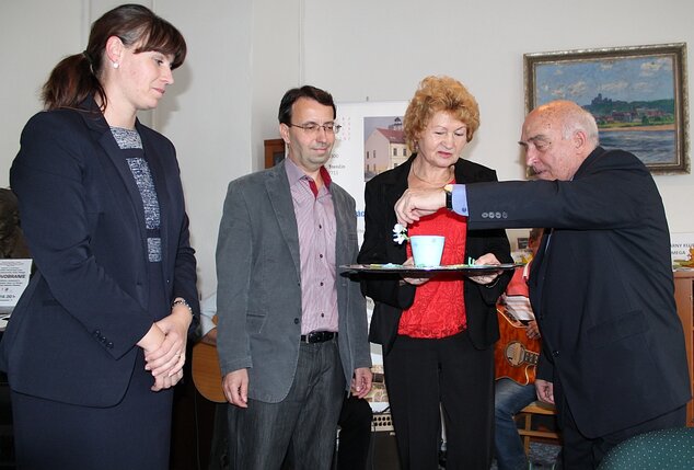 Prezentácia zborníka LK Omega za účasti zakladajúceho člena literárneho klubu, jubilanta R. Dobiáša