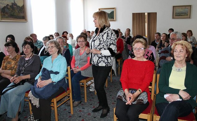 Beseda so známou slovenskou speváčkou, spisovateľkou, lekárkou M. Laiferovou v trenčianskej knižnici