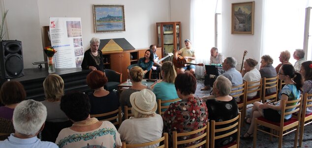 Letný podvečer v knižnici s trenčianskou rodáčkou, hereckou legendou, recitátorkou a „Grande Dame“ S