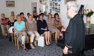 Letný podvečer v knižnici s trenčianskou rodáčkou, hereckou legendou, recitátorkou a „Grande Dame“ S