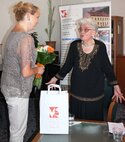 Letný podvečer v knižnici s trenčianskou rodáčkou, hereckou legendou, recitátorkou a „Grande Dame“ S
